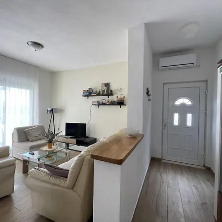 Kuca Za Odmor U Kastelima S Pogledom Na Feriehus Kaštela
